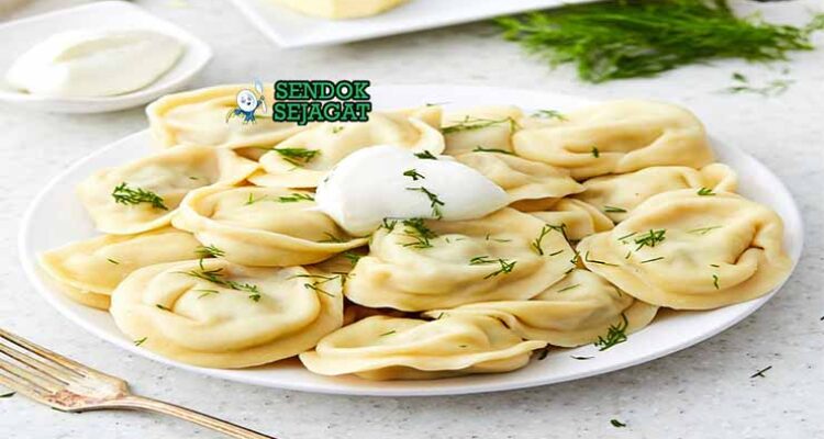 Russian Pelmeni Sendok Sejagat dengan krim asam.