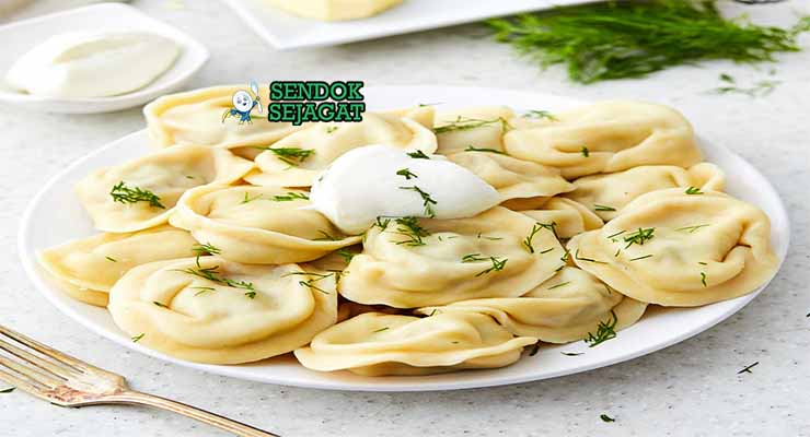 Russian Pelmeni Sendok Sejagat dengan krim asam.