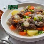 Sop Buntut Sendok Sejagat dengan kaldu sapi gurih.