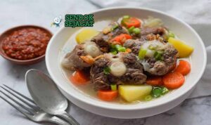 Sop Buntut Sendok Sejagat dengan kaldu sapi gurih.