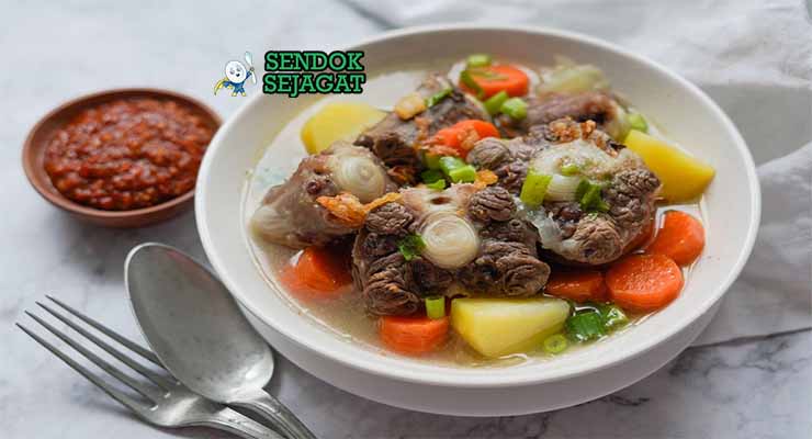 Sop Buntut Sendok Sejagat dengan kaldu sapi gurih.