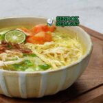 Soto ayam Madura autentik dari Sendok Sejagat dengan kuah bening dan pelengkap.