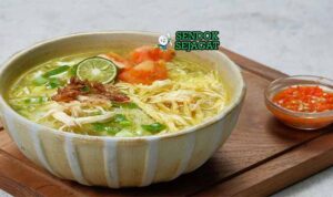 Soto ayam Madura autentik dari Sendok Sejagat dengan kuah bening dan pelengkap.
