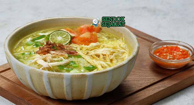 Soto ayam Madura autentik dari Sendok Sejagat dengan kuah bening dan pelengkap.