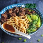 Taiwanese beef noodle soup gurih dari Sendok Sejagat dengan bok choy.