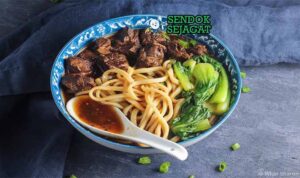 Taiwanese beef noodle soup gurih dari Sendok Sejagat dengan bok choy.