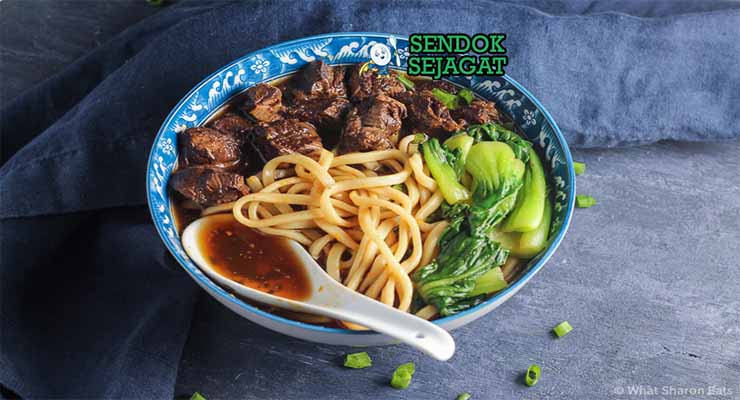 Taiwanese beef noodle soup gurih dari Sendok Sejagat dengan bok choy.