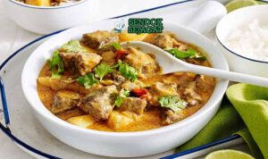Thai Massaman Curry gurih dari Sendok Sejagat dengan santan dan kacang.