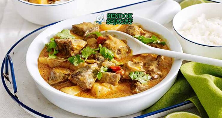 Thai Massaman Curry gurih dari Sendok Sejagat dengan santan dan kacang.