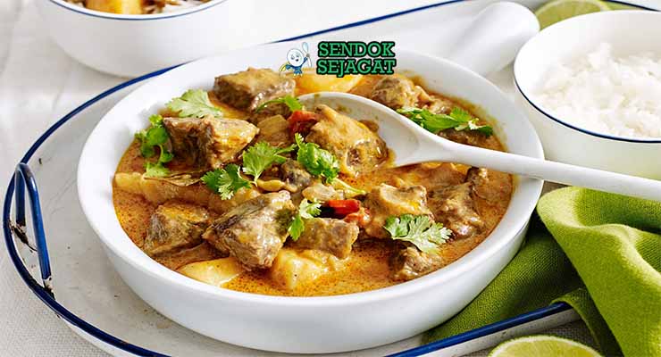 Thai Massaman Curry gurih dari Sendok Sejagat dengan santan dan kacang.