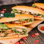 Vietnamese Bánh Mì renyah dari Sendok Sejagat dengan daging dan acar.