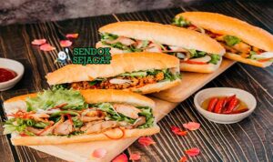 Vietnamese Bánh Mì renyah dari Sendok Sejagat dengan daging dan acar.