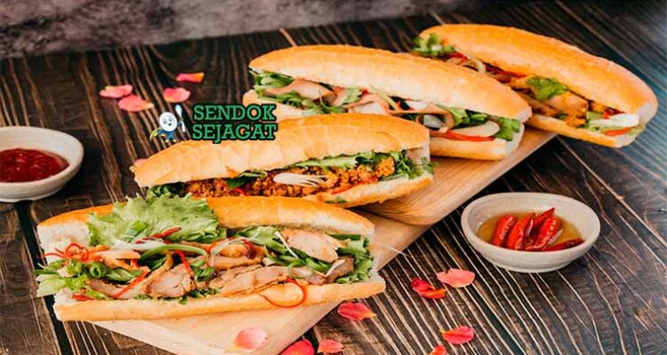 Vietnamese Bánh Mì renyah dari Sendok Sejagat dengan daging dan acar.