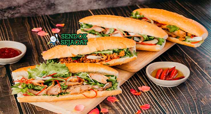 Vietnamese Bánh Mì renyah dari Sendok Sejagat dengan daging dan acar.