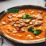 West African Peanut Stew Sendok Sejagat dengan saus kacang.