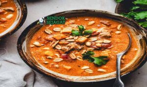 West African Peanut Stew Sendok Sejagat dengan saus kacang.