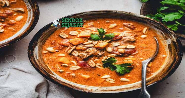 West African Peanut Stew Sendok Sejagat dengan saus kacang.