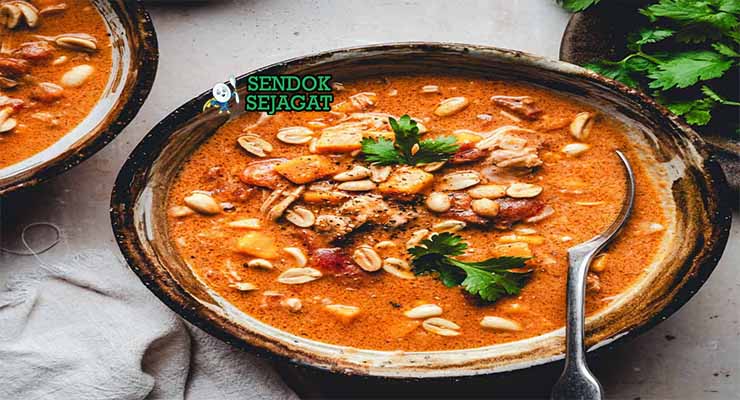 West African Peanut Stew Sendok Sejagat dengan saus kacang.
