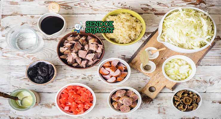Bahan Polish Bigos dengan daging dan jamur kering.