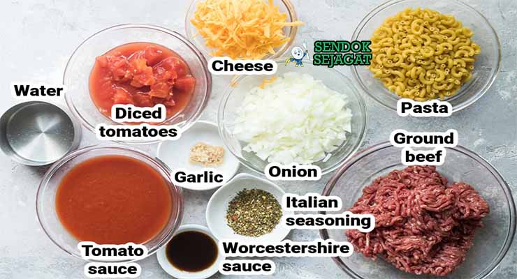 Bahan American Goulash dengan daging dan tomat.