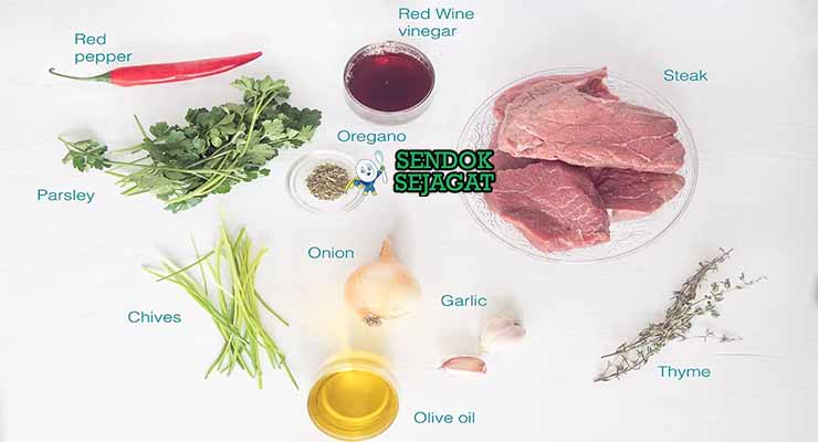 Bahan resep Asado dengan daging sapi dan peterseli.