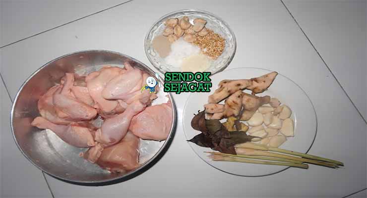 Bahan Ayam Goreng Lengkuas dengan rempah dan kemangi.