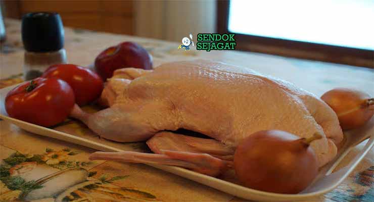 Bahan-bahan untuk resep Bebek Betutu, termasuk rempah dan daun pisang