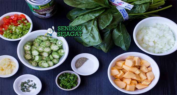 Bahan resep Callaloo dengan bayam dan okra.