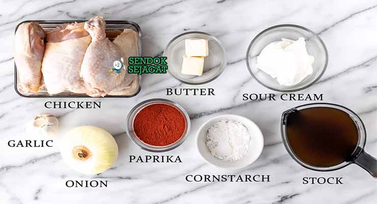 Bahan-bahan untuk Chicken Paprikash, termasuk paprika Hongaria dan ayam