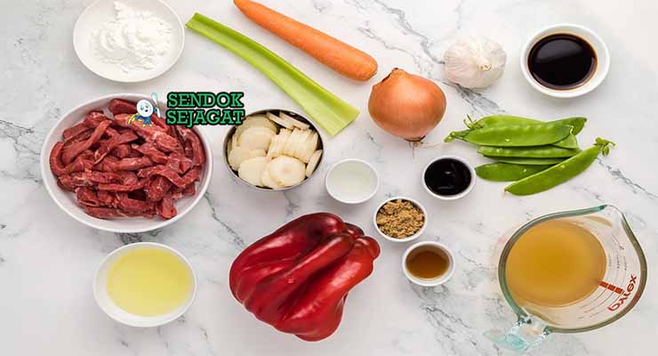 Bahan American Chop Suey dengan Pasta dan Saus Tomat.