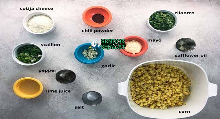 Bahan Esquites dengan Jagung dan Keju Cotija.