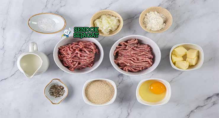 Bahan Segar Frikadeller dengan Daging dan Bawang.