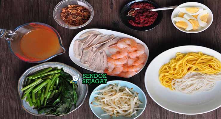 Bahan Hae Mee dengan Udang dan Mie Kuning.