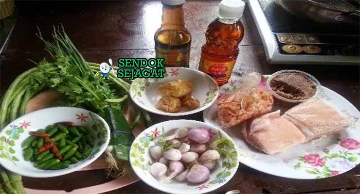 Bahan Khao Kluk Kapi dengan nasi dan mangga hijau.