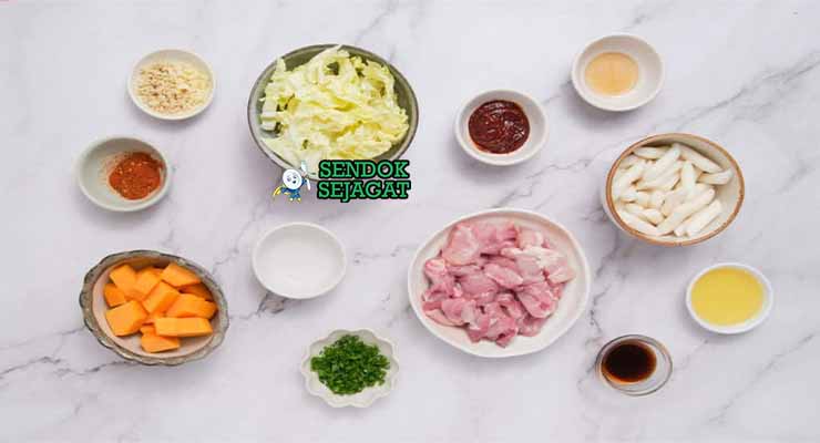 Bahan Korean Dakgalbi dengan ayam dan gochujang.