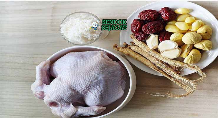 Bahan Samgyetang dengan Ayam dan Ginseng.
