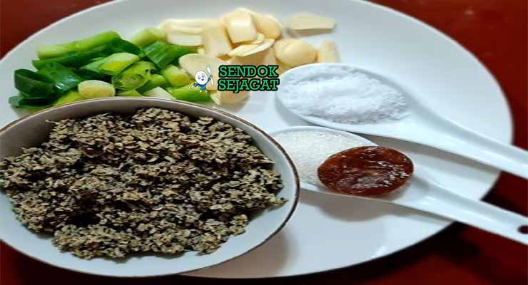 Kerang Kupang Segar dan Bumbu untuk Lontong Jawa.