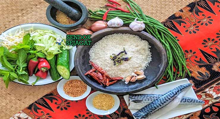 Bahan resep Nasi Kerabu dengan bunga telang dan ikan.