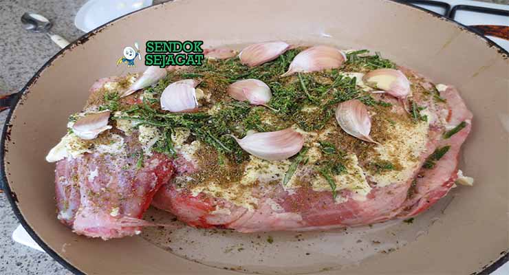Bahan Lamb Mechoui dengan Domba dan Cumin.