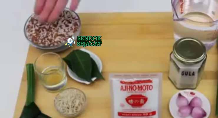Bahan resep Nasi Bakar Teri dengan ikan teri dan santan.