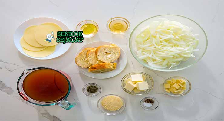 Bahan French Onion Soup dengan Bawang dan Keju Gruyère.
