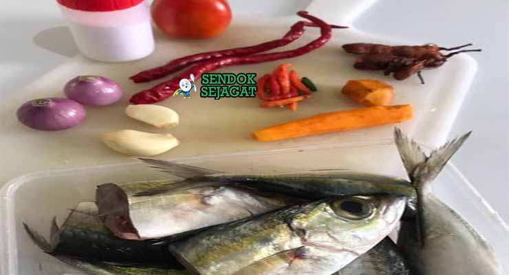 Bahan Segar Pallumara dengan Ikan dan Kunyit.