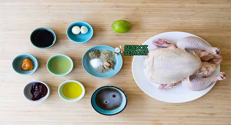 Bahan-bahan untuk Pollo a la Brasa, termasuk aji panca dan ayam