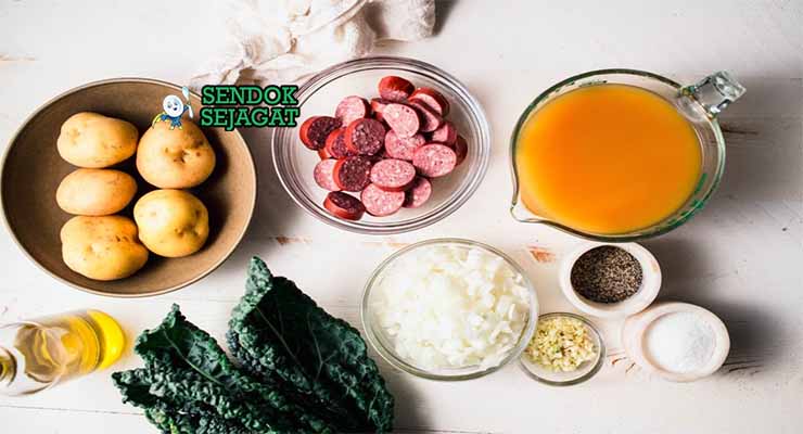 Bahan resep Caldo Verde dengan kolplay dan kentang.