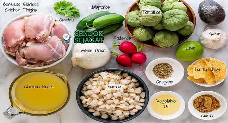 Bahan Pozole Verde dengan hominy dan jalapeño.