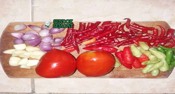 Bahan Sambal Bebek Goreng dengan bebek dan cabai.