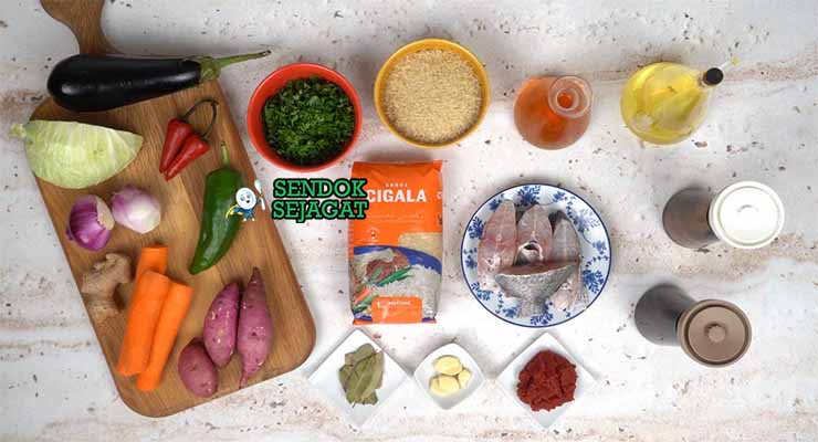 Bahan Thieboudienne dengan Ikan dan Nasi.
