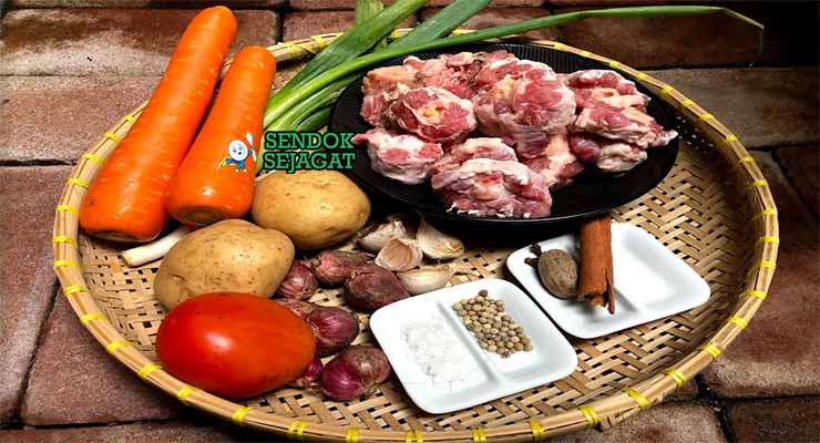 Bahan Sop Buntut Bakar dengan buntut dan rempah.