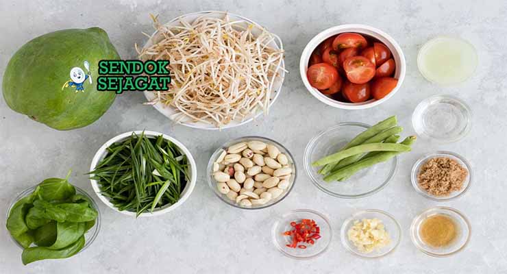 Bahan resep Som Tam dengan pepaya dan saus ikan.
