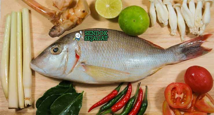 Bahan Segar Tomyam Pla dengan Ikan dan Serai.